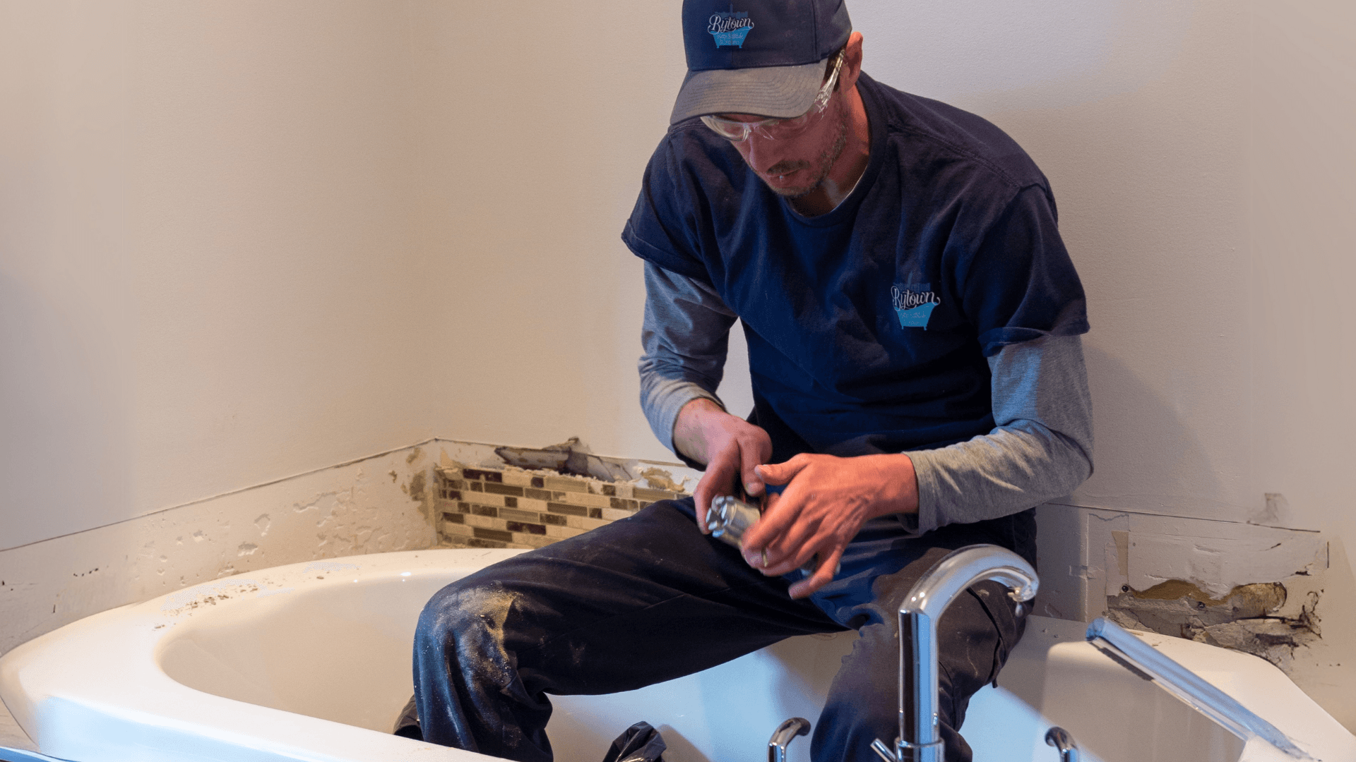 Bytown-Better-Bathtubs-and Shower-specialist-remodeling-the-client's-tub.